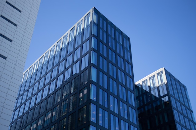 Edificio de oficinas moderno con fachada de metal y vidrio