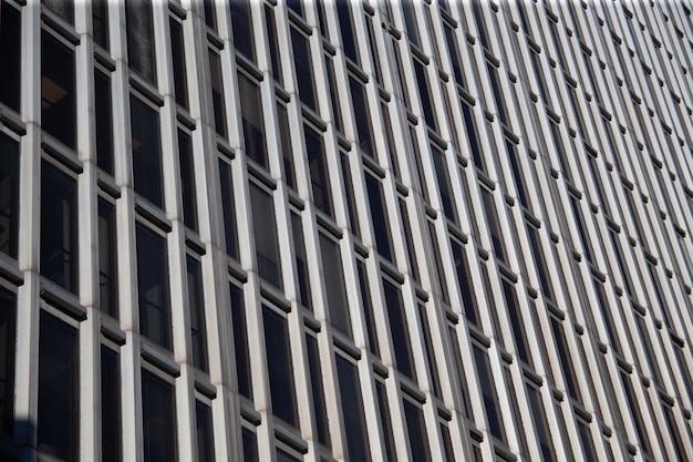 Edificio de oficinas moderno con fachada de metal y vidrio