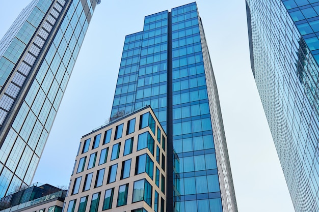 Edificio de oficinas moderno en fachada de rascacielos de varsovia polonia en el exterior del centro de negocios de la ciudad