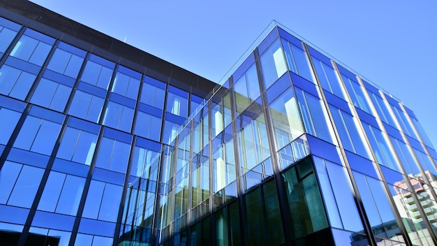 Edificio de oficinas moderno con fachada de vidrio Pared de vidrio transparente del edificio de oficinas