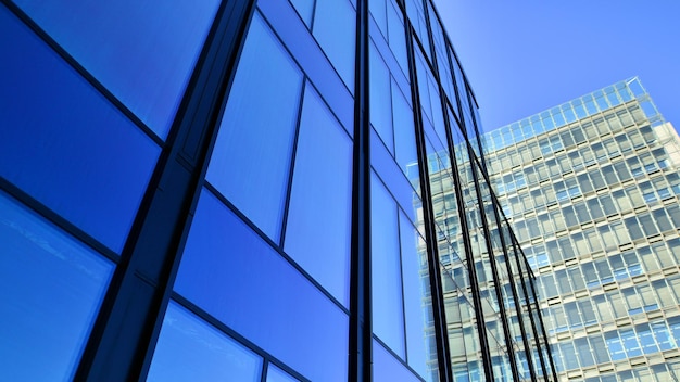 Edificio de oficinas moderno con fachada de vidrio Pared de vidrio transparente del edificio de oficinas