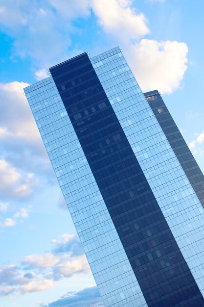 Foto edificio de oficinas moderno en un fondo de cielo azul