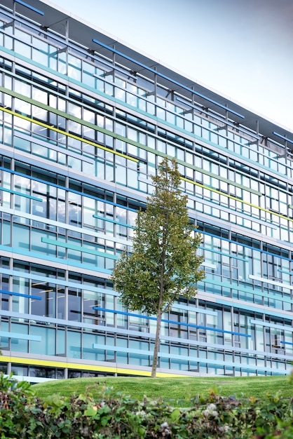 Edificio de oficinas moderno de gran altura