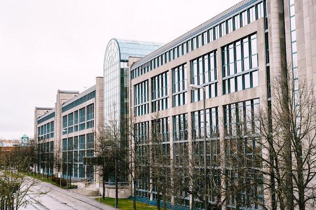 Edificio de oficinas moderno con muchas ventanas.