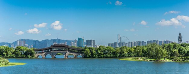 Foto edificio de oficinas moderno y parque verde en shanghai china