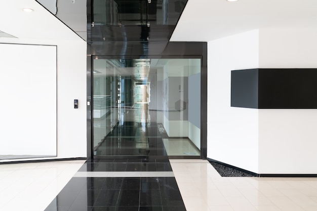 Foto un edificio de oficinas moderno con puertas y ventanas de vidrio.