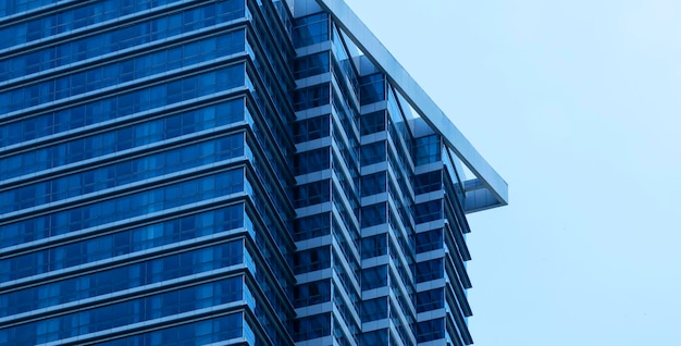 Edificio de oficinas moderno con ventana de cristal