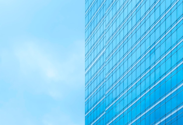 Edificio de oficinas moderno con ventana de cristal