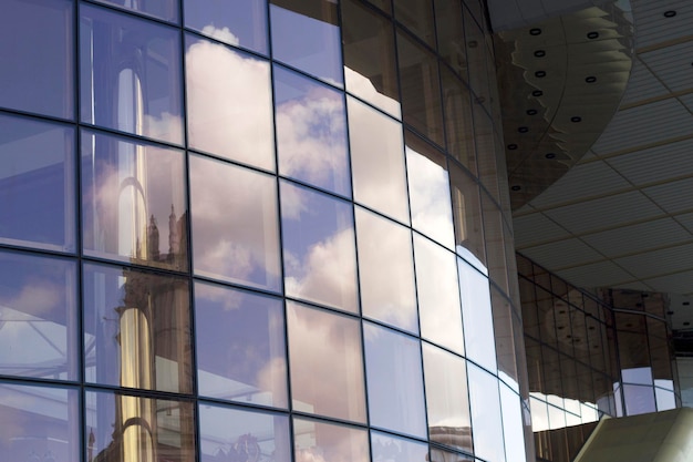 edificio de oficinas moderno con ventanas y reflejos del cielo