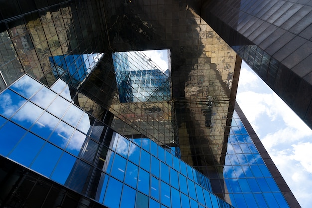 Edificio de oficinas de negocios abstractos en Londres