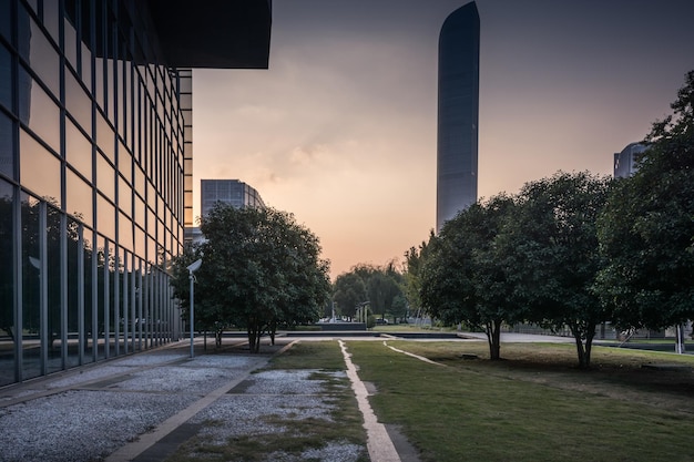 Edificio de oficinas de negocios moderno en puesta de sol