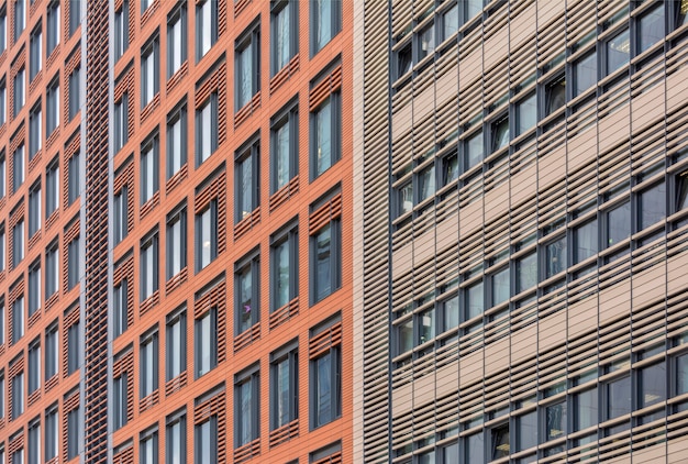 Edificio de oficinas realizado en paneles metálicos con grandes ventanales.