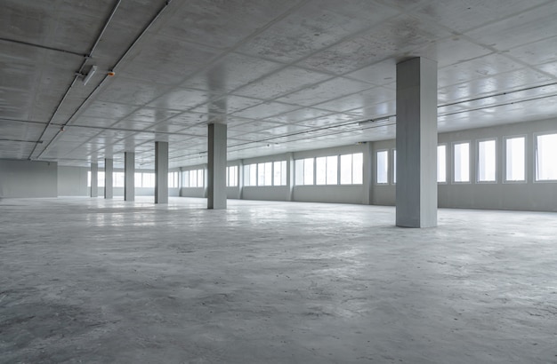 Foto edificio de oficinas de sala vacía con estructura de material de cemento