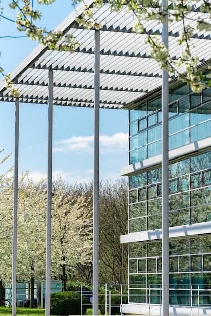 Edificio de oficinas de vidrio ciudad verde