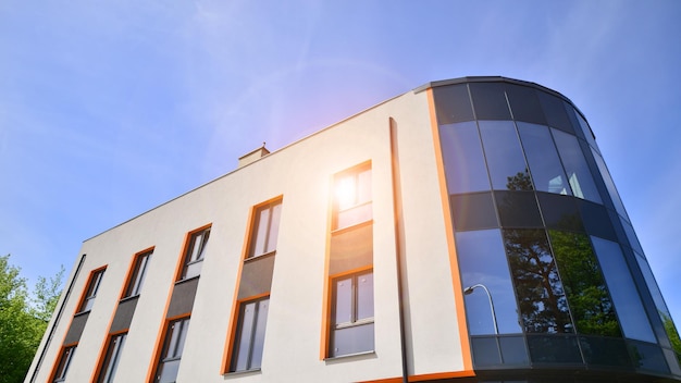 Edificio de oficinas de vidrio sostenible con árboles para reducir el dióxido de carbono Edificio ecológico