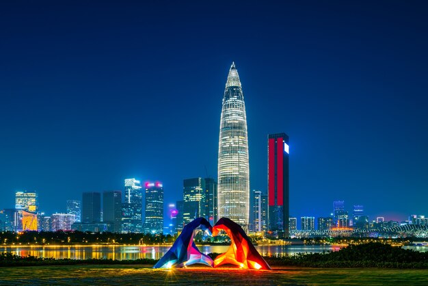 Edificio de oficinas y vista nocturna del distrito financiero de Shenzhen