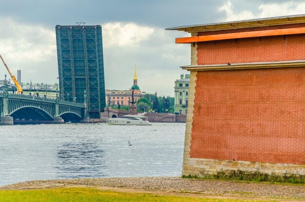 Foto un edificio en la orilla del río.