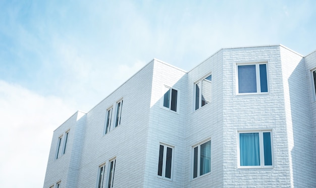 Edifício ou apartamento branco mínimo com céu