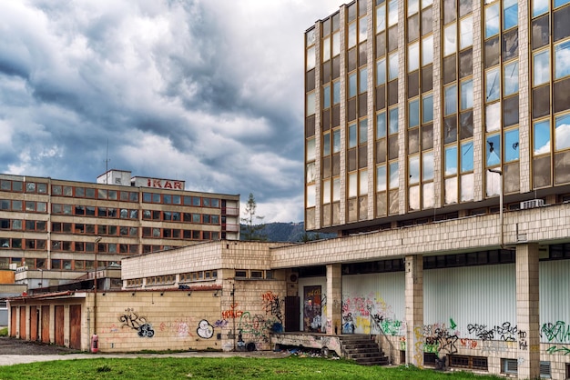 Un edificio con la palabra fiva en él