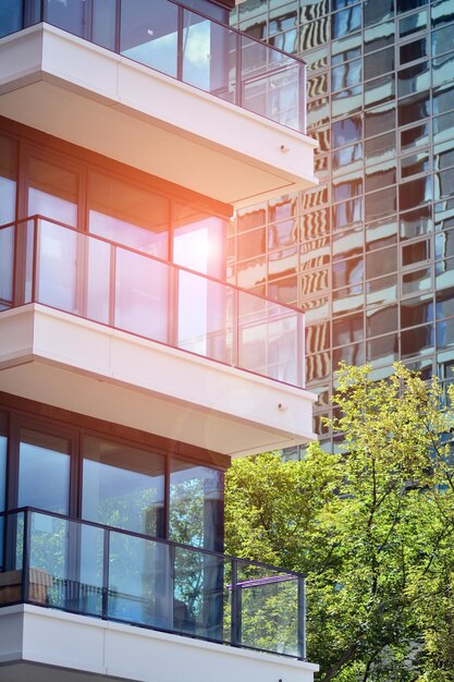 un edificio con la palabra hotel al costado.