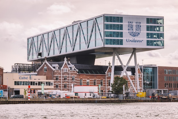 Un edificio con la palabra unilever en él