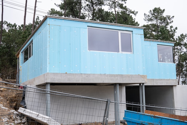 Edificio con panel de poliestireno rígido azul