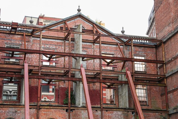 Un edificio con una pared de ladrillos rojos y un letrero que dice "el número de los números" en él