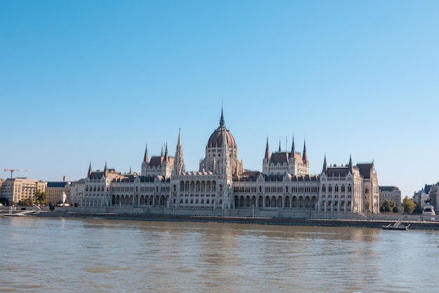 Edificio del parlamento de budapest en un día soleado