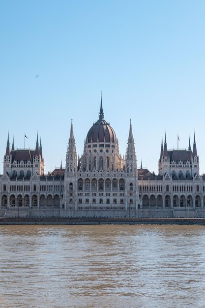 Edificio del parlamento de budapest en un día soleado
