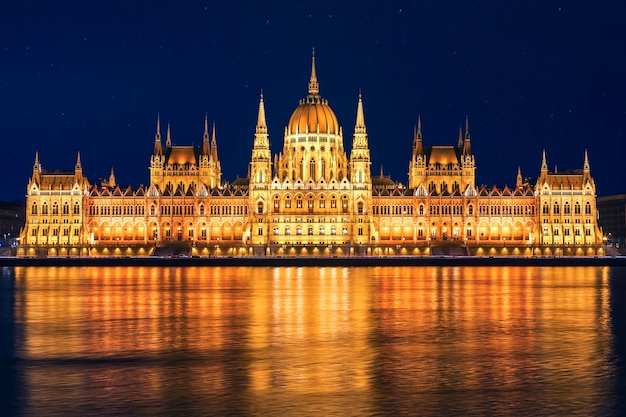 Edificio del Parlamento húngaro construido en estilo neogótico en Budapest