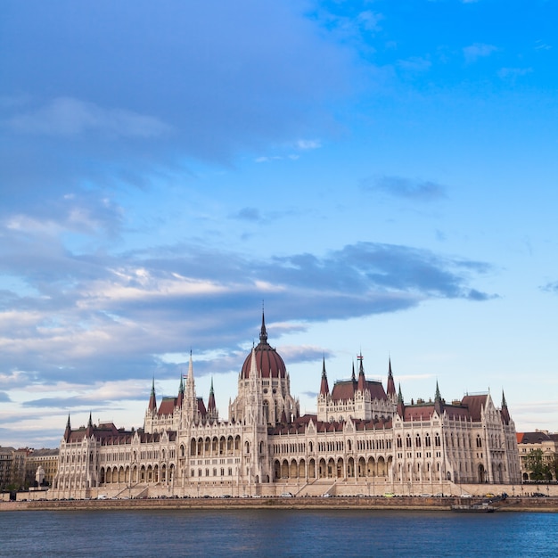 El edificio del parlamento húngaro, un hito notable de Hungría y un popular destino turístico de Budapest.