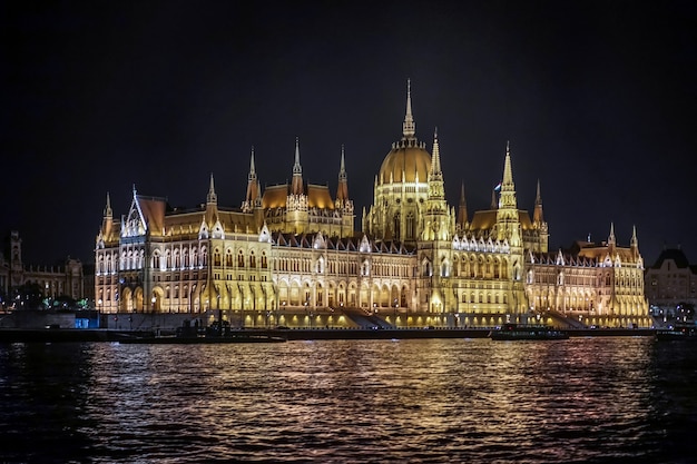 Edificio del Parlamento húngaro Illumintaed por la noche en Budapest