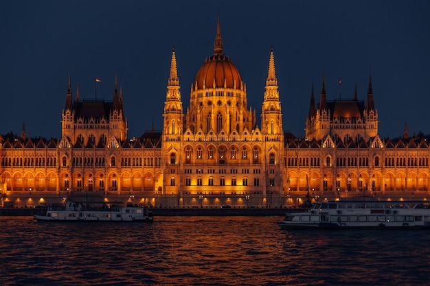 El edificio del parlamento húngaro en la orilla del Danubio en B