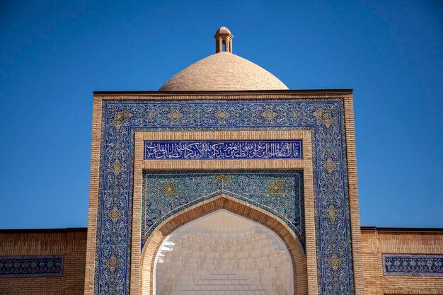 Edificio de piedra azul y marrón en bukhara uzbekistán