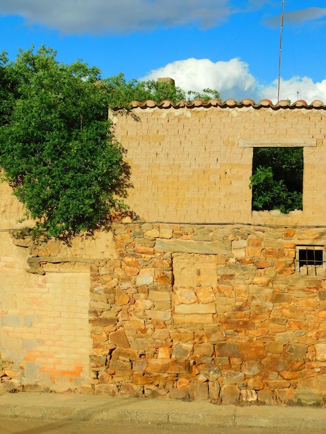 Foto un edificio de piedra con un letrero que dice 