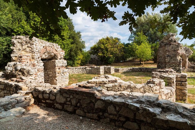 Un edificio de piedra con la palabra retiro