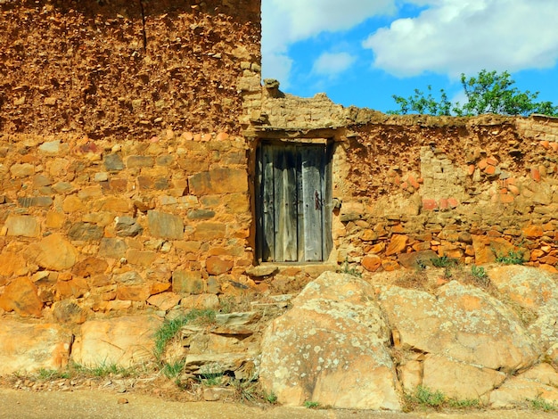 Un edificio de piedra con una puerta en el centro