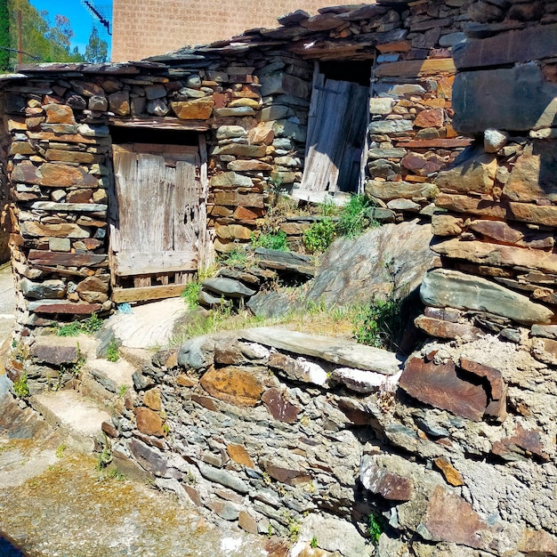 Foto un edificio de piedra con una puerta que dice 