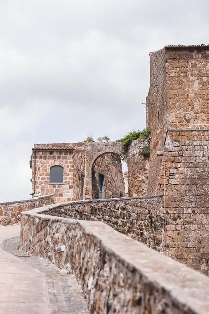 Foto un edificio de piedra con una puerta