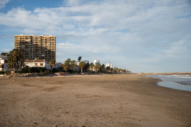 Foto edificio y playa en pobla de la farnals valencia españa