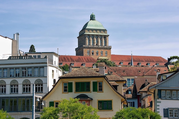 Edificio principal de la Universidad de Zurich, Suiza. Visto desde la colina de Lindenhof.