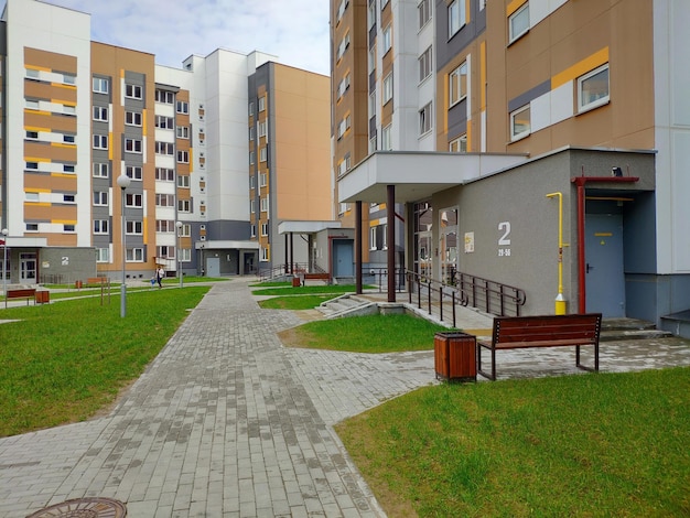 Un edificio con una puerta azul y una puerta que dice 2.