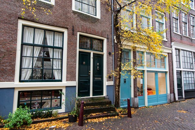 Un edificio con una puerta azul y una ventana en amsterdam