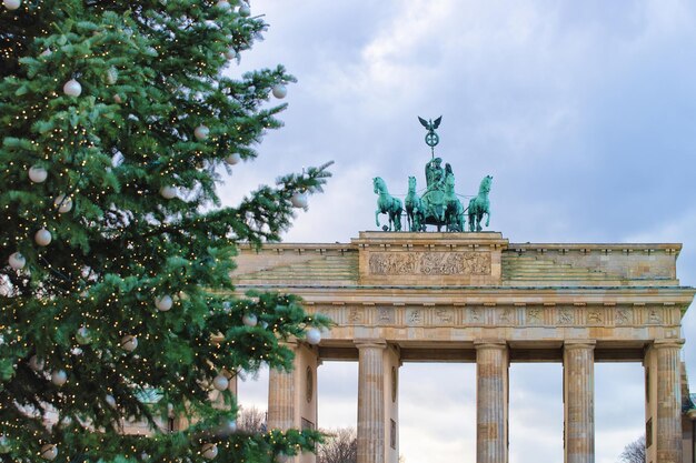 Edificio de la Puerta de Brandenburgo y árbol de Navidad, en Berlín, Alemania