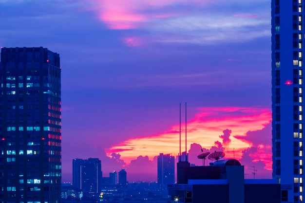 Edificio en la puesta de sol con cielo azul crepuscular fondo púrpura paisaje de la ciudad