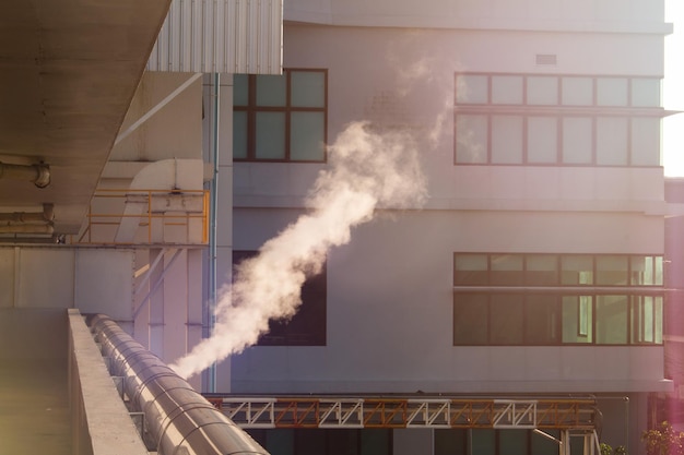 Foto un edificio del que sale humo