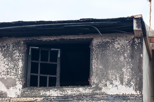 Edificio quemado hasta los cimientos