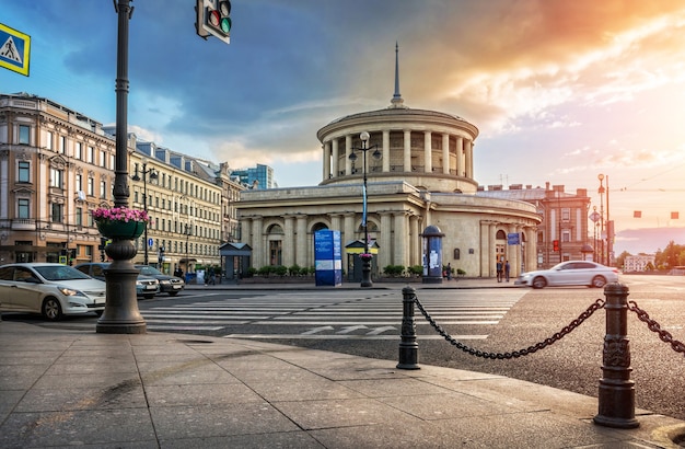 Edificio redondo del metro Ploshchad Vosstaniya en San Petersburgo en una soleada mañana de verano. Título: metro Ploshchad Vosstaniya; parada de transporte público.