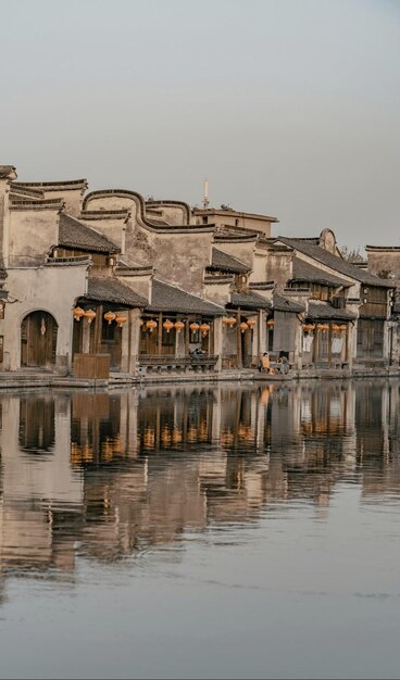 Un edificio con un reflejo en el agua.