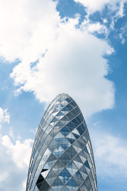 Edifício reflexivo de arranha-céu moderno esférico no céu azul e nuvem no centro da cidade